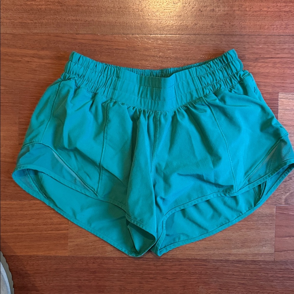 Lululemon Women's Kelly green Hotty Hot low-rise lined 2.5 inch shorts size 2